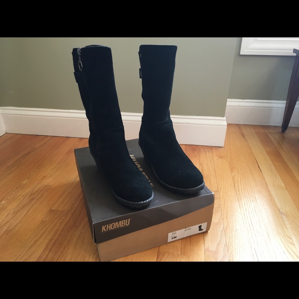 Khombu Waterproof Black Suede Wedge Boots with Faux Fur Lining. Size 9